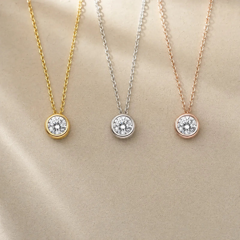 The necklace in gold and steel, side by side